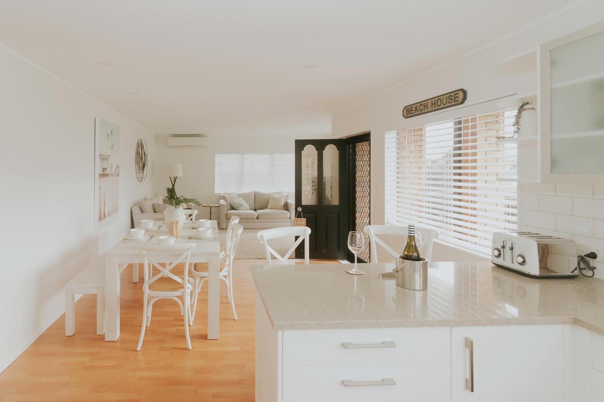 Salty Breeze Beach House Orewa Exteriör bild