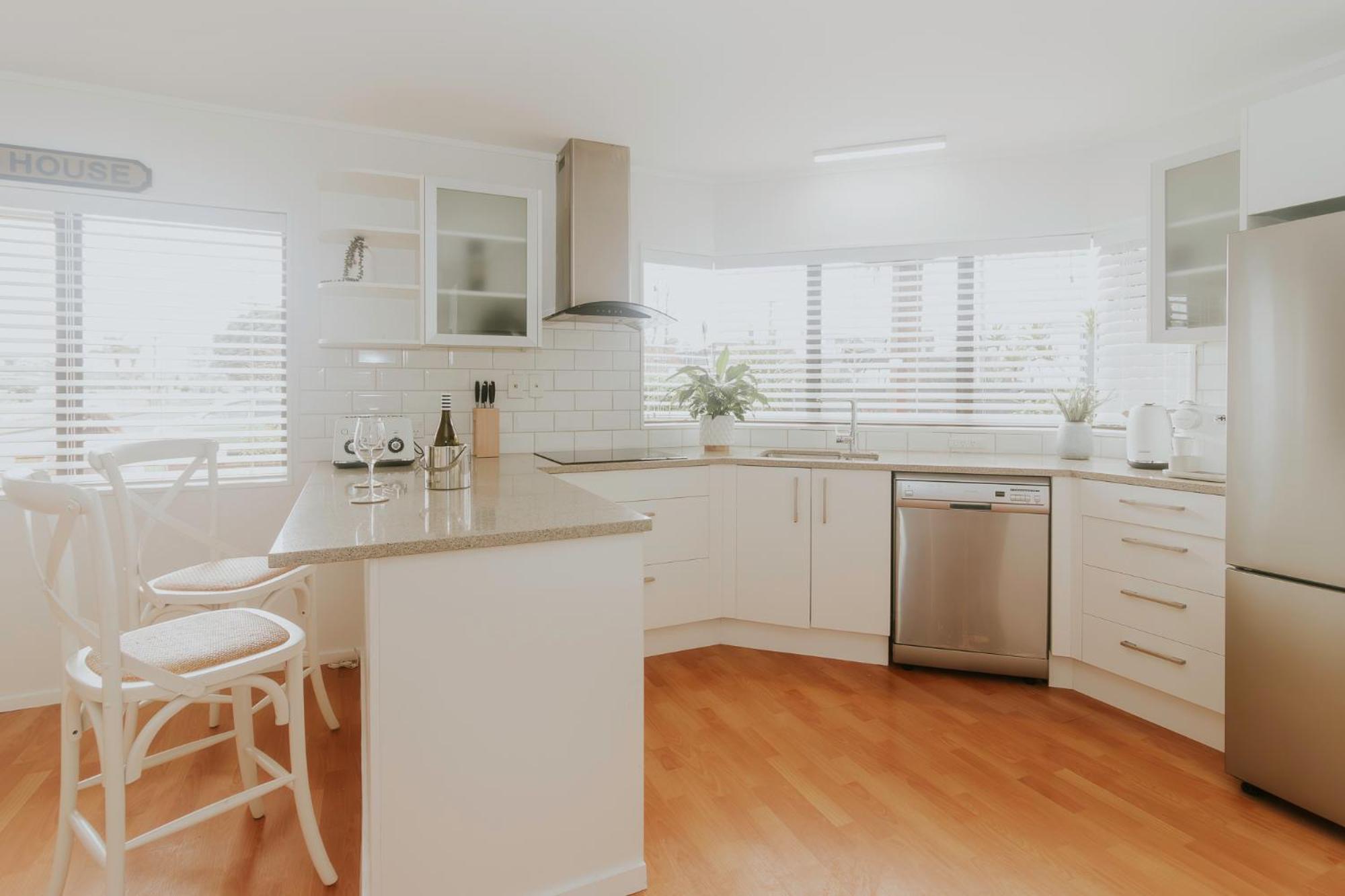 Salty Breeze Beach House Orewa Exteriör bild