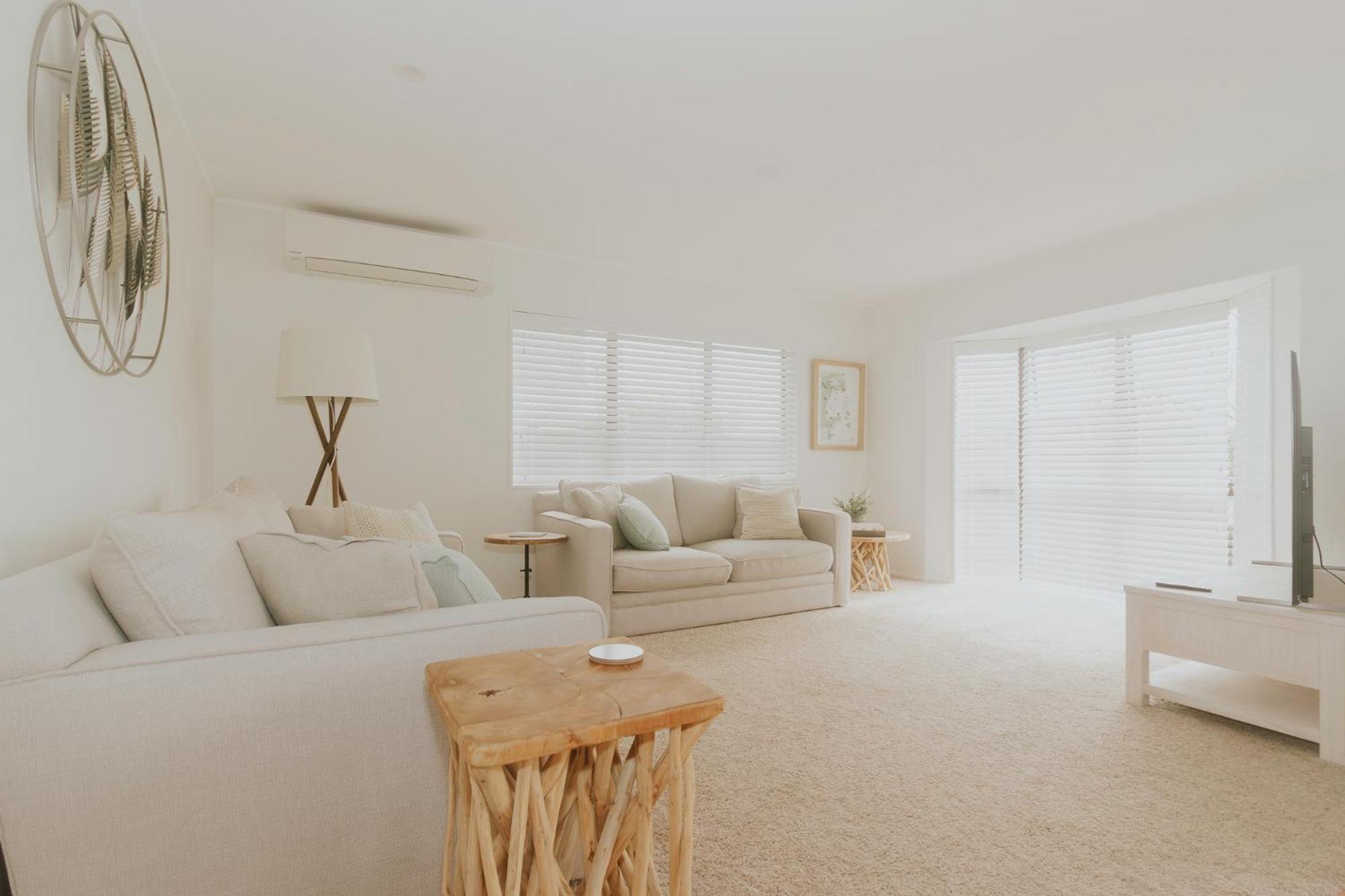Salty Breeze Beach House Orewa Exteriör bild